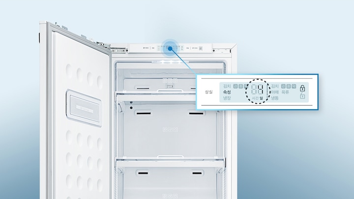 김치통이 들어가있는 냉장고 상실이 보이며, 조작부가 확대되어 4일 숙성기간을 강조하고 있습니다.