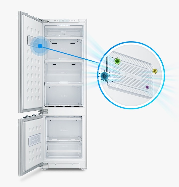 도어가 열린 냉장고가 보이며, 솔라파워 탈취기가 확대되어 보여집니다.