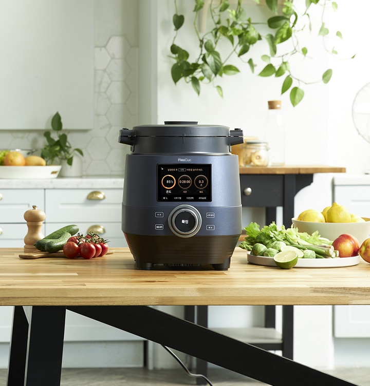 화이트톤의 주방 내 식탁 위에 제품과 각종 채소, 야채가 놓여져 있습니다.