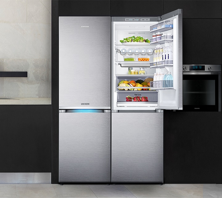 주방에 2대의 냉장고가 빌트인되어 있는 모습입니다. 왼쪽의 냉장고는 상하칸 도어가 닫혀있고, 오른쪽 냉장고는 상칸 도어가 열려있습니다.
