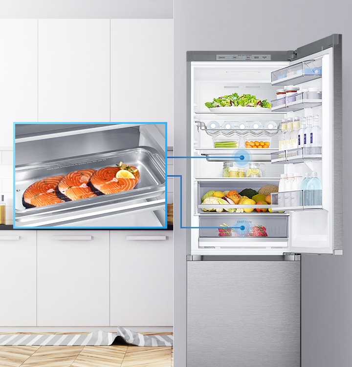 냉장고 상단 문이 열려져 있으며 선반아래 또는 셰프존에 수납가능한 셰프팬의 모습을 확대하여 보여줍니다.