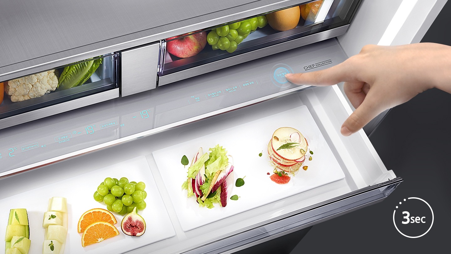 히든 컨트롤 패널 설명하기 위에 손으로 3초간 버튼을 누르는 모습입니다.