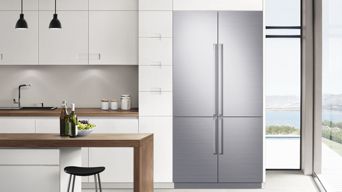 주방에 실버 냉장고가 설치되어 있는 모습
