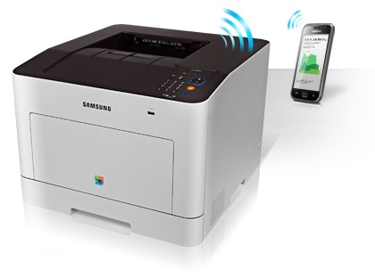 Wi-Fi 다이렉트기능을 지원하여 선과 무선공유기 없이 모바일 기기를 무선으로 연결하여 편리하게 출력을 하고 있는 모습입니다.