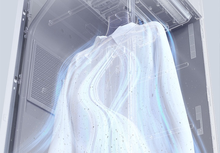 삼성 에어드레서를 아래에서 윗쪽으로 바라본 상태로 내부가 투영된 모습입니다. 내부에는 안감케어 옷걸이에 와이셔츠가 한벌 걸려 있으며, 제트에어로 의류 겉과 안까지 바람이 나오고 있습니다.