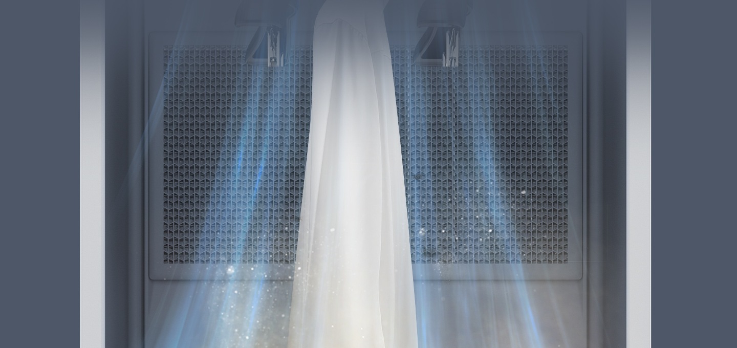 도어가 없는 상태의 삼성 에어드레서의 상단 내부가 강조된 모습입니다. 가운데에는 와이셔츠가 걸려 있으며, 내부의 미세먼지가 제트에어를 통해 의류에서 떨어져 나와 미세먼지 필터로 제거되는 모습입니다.