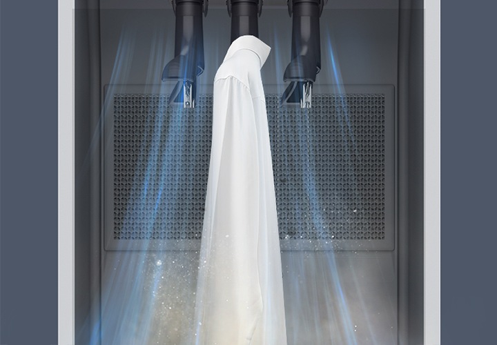 도어가 없는 상태의 삼성 에어드레서의 상단 내부가 강조된 모습입니다. 가운데에는 와이셔츠가 걸려 있으며, 내부의 미세먼지가 제트에어를 통해 의류에서 떨어져 나와 미세먼지 필터로 제거되는 모습입니다.