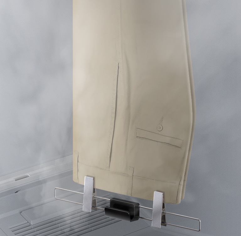 거꾸로 매달린 바지 허리 부분에 바지무게추 집게로 집어 놓은 모습입니다. 에어드레서 내부 하단에서 스팀이 나오고 있고 거꾸로 매달린 바지 허리 부분에 바지무게추 집게로 집어 놓은 모습입니다.