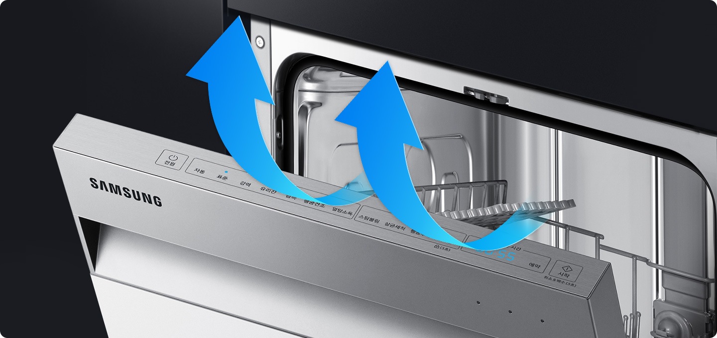 도어가 반쯤 열린 실버 컬러 식기세척기 제품이 확대되어 보여지고 보여지고 내부에서 바람이 나오는 모습을 화살표로 보여주고 있습니다.