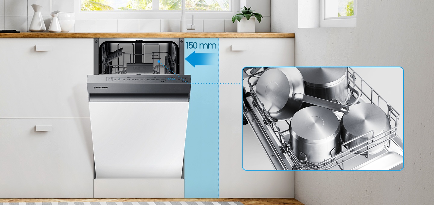 주방 수납장에 빌트인으로 설치된 높이 150 mm의 실버 컬러 식기세척기 8인용 정면이 보여지고 도어가 살짝 열려 있습니다. 우측에 식기가 수납된 내부 이미지가 확대되어 보여집니다.