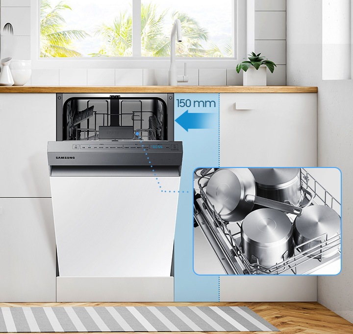 주방 수납장에 빌트인으로 설치된 높이 150 mm의 실버 컬러 식기세척기 8인용 정면이 보여지고 도어가 살짝 열려 있습니다. 우측에 식기가 수납된 내부 이미지가 확대되어 보여집니다.
