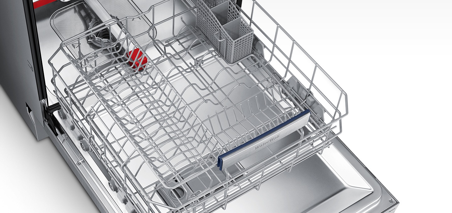 식기세척기 문이 열려있고 내부에 있는 식기바구니가 꺼내어져 있는 확대된 모습입니다.