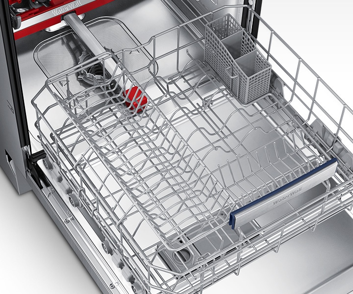 식기세척기 문이 열려있고 내부에 있는 식기바구니가 꺼내어져 있는 확대된 모습입니다.