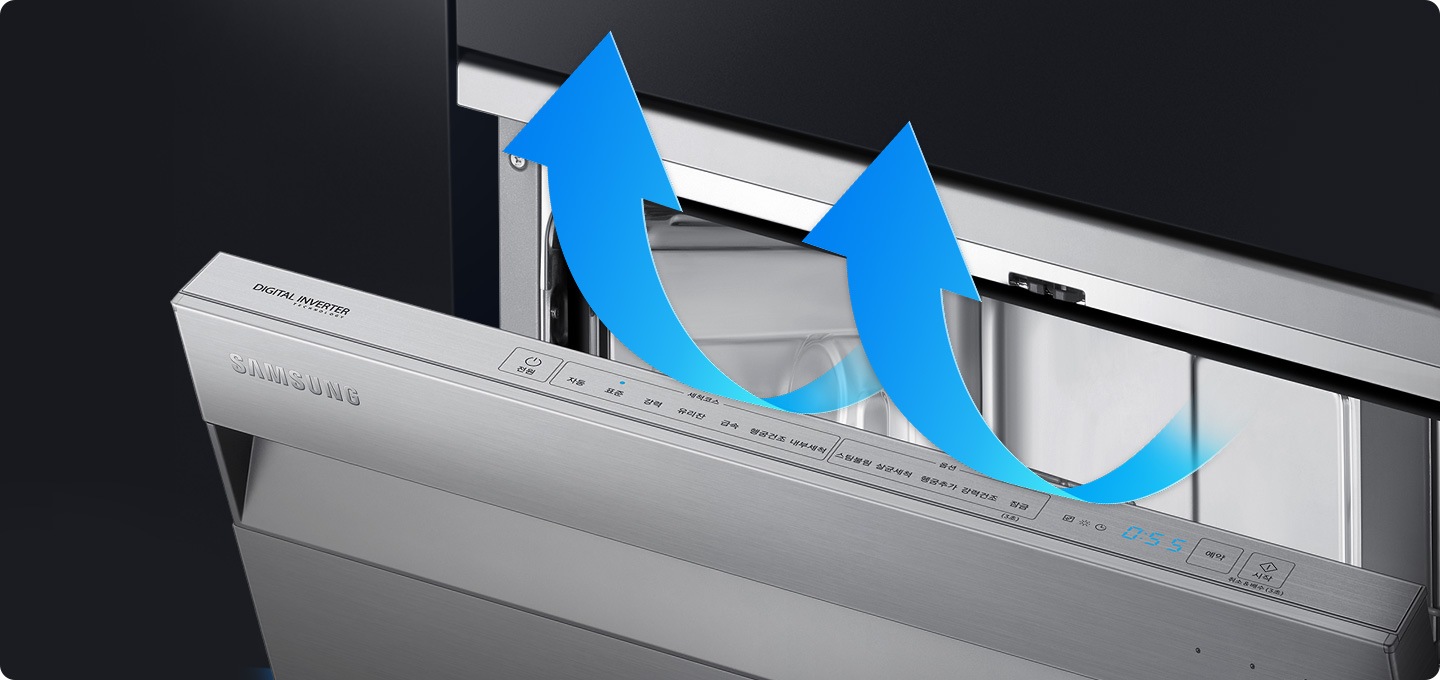 도어가 반쯤 열린 식기세척기가 보여지고, 내부에서 공기가 나오는 모습이 화살표로 나타나고 있습니다.