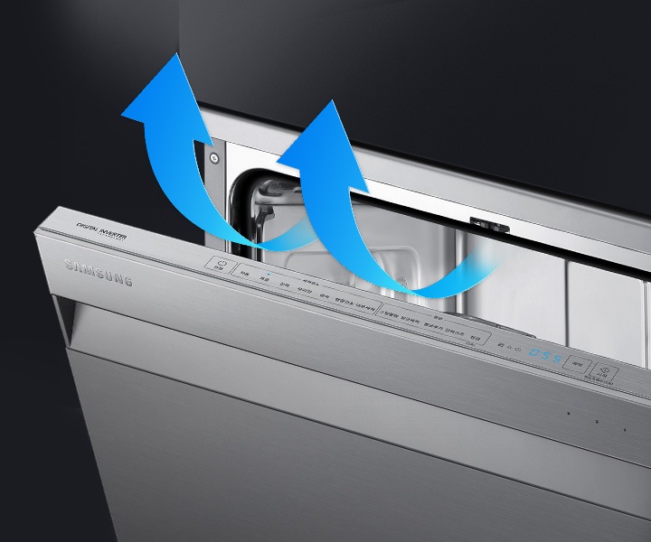 도어가 반쯤 열린 식기세척기가 보여지고, 내부에서 공기가 나오는 모습이 화살표로 나타나고 있습니다.