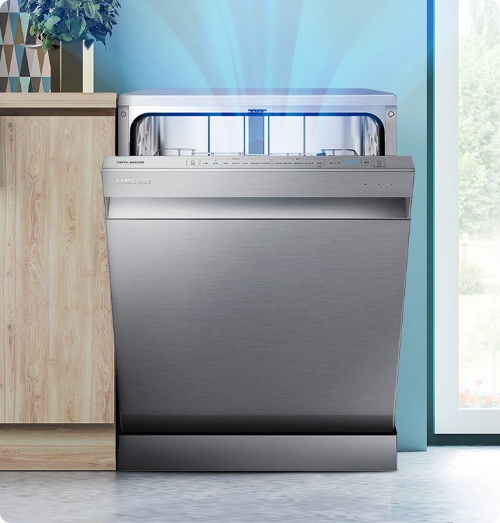 주방에 놓인 식기세척기 도어가 반쯤 열려있고 내부에서 깨끗한 공기가 나오는 모습이 보입니다.