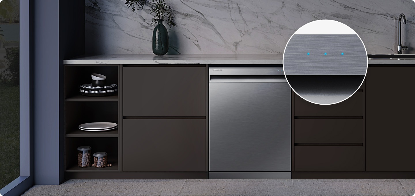 어두운 주방에 빌트인된 식기세척기가 보여집니다.