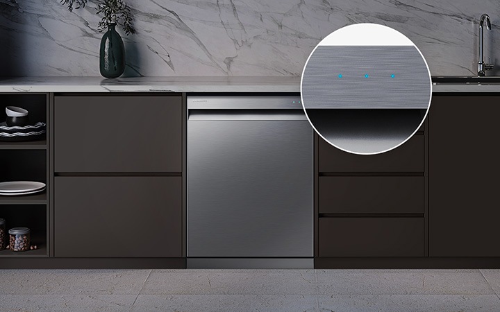어두운 주방에 빌트인된 식기세척기가 보여집니다.