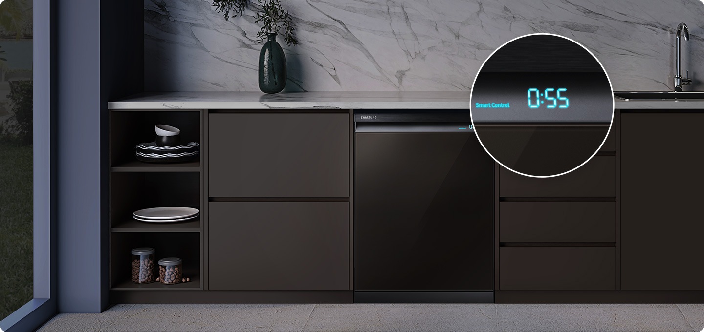 어두운 주방에 빌트인된 식기세척기가 보여집니다.