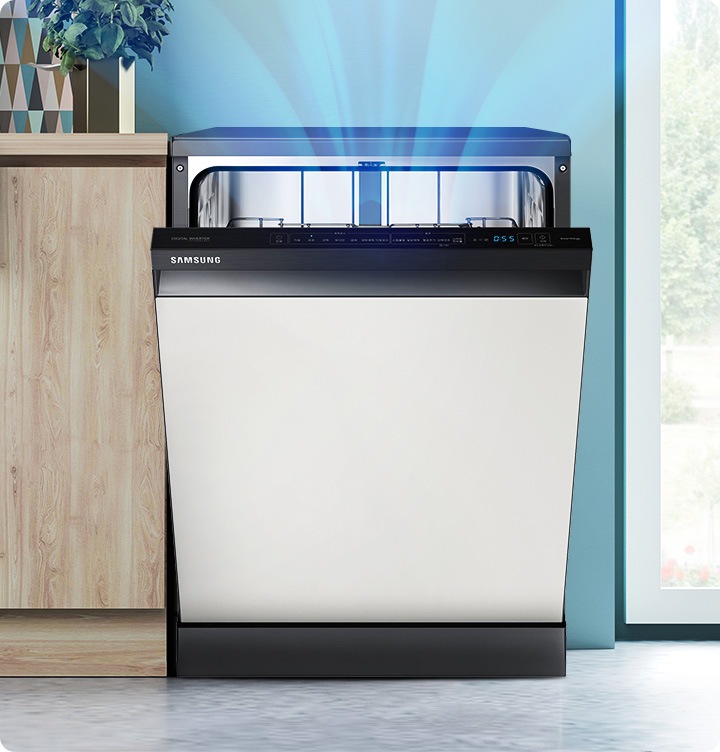 주방에 놓인 식기세척기 도어가 반쯤 열려있고 내부에서 깨끗한 공기가 나오는 모습이 보입니다.