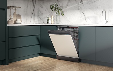 BESPOKE 식기세척기가 반쯤 열려있습니다.