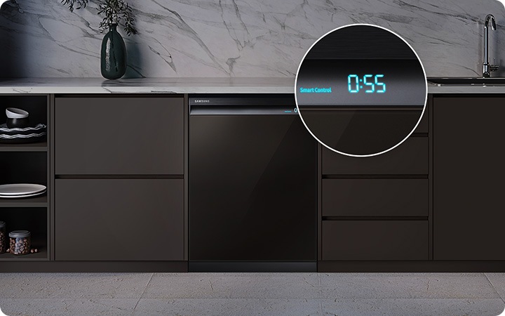 어두운 주방에 빌트인된 식기세척기가 보여집니다.