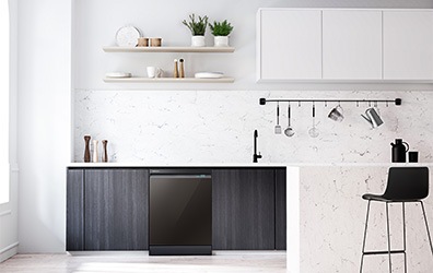 BESPOKE 식기세척기 차콜컬러가 설치 되어있습니다.