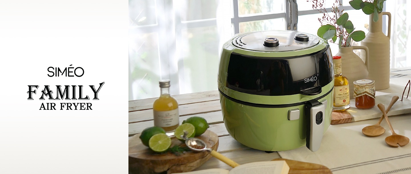 시메오 패밀리 에어프라이어 로고와 창가 앞 테이블 위에 놓인 올리브 그린 컬러 제품이 보입니다.