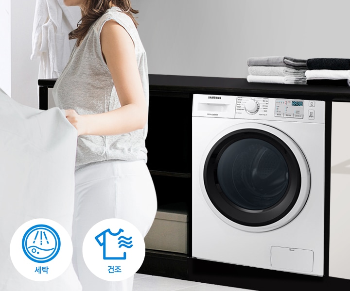 세탁물을 만지고 있는 여자 오른쪽에 삼성 드럼세탁기가 빌트인 되어있습니다.