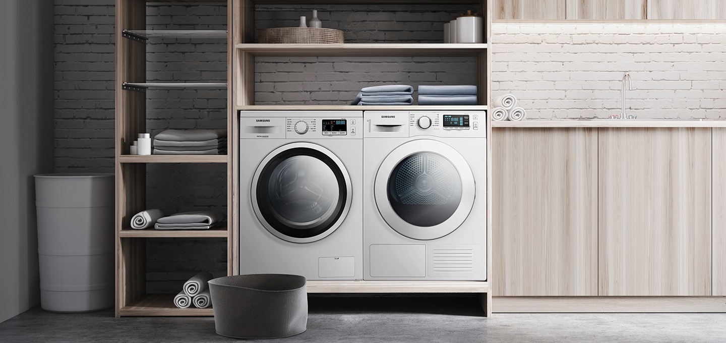 가구 안에 세탁기와 건조기가 나란히 설치되어 있습니다.