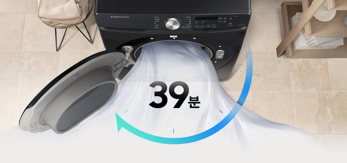 상단 탑뷰로 건조기의 정면을 보고 있습니다. 중앙의 건조기의 조작부의 모습이 보이고 건조기의 문을 열려져있습니다. 건조기의 왼편에는 미니 선반위에 옷들이 놓여져있고 우측에는 3단의 선반에 잔들과 바구니들이 있습니다. 내부에서는 흰 옷감 같은 것이 나오는 표현과 39분이라는 시간이 적혀져 있습니다. 41분은 파란색 화살표가 시계처럼 감싸고 있어서 39분이라는 시간은 시각적으로 표현해주고있습니다.