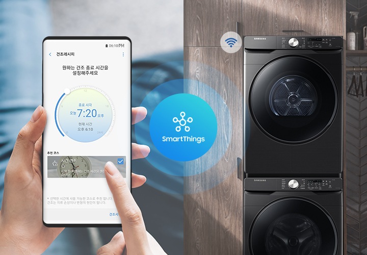 이미지의 왼편에는 사람의 손가락이 핸드폰 어플, 건조래시피를 켜서 원하는 건조 종료시간을 설정하는 모습이 보입니다. 손가락으로 시간건조 표시에 체크를 해두었습니다. 중앙에는 푸른색 SmartThing 로고가있습니다. 이미지 우측은 옷장 배경인데 그앞에 세탁기와 건조기가 위아래로 병렬로 구성되어있습니다.
