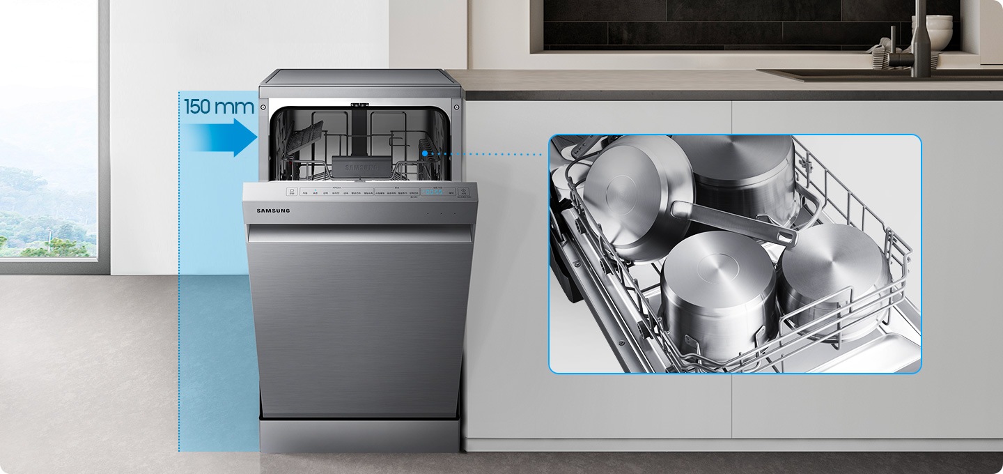 주방에 놓인 식기세척기의 도어가 반쯤 열려있고 내부에 점선으로 연결되어 식기바구니에 냄비들이 들어있는 모습입니다.