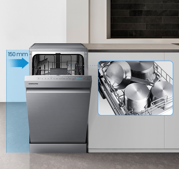 주방에 놓인 식기세척기의 도어가 반쯤 열려있고 내부에 점선으로 연결되어 식기바구니에 냄비들이 들어있는 모습입니다.