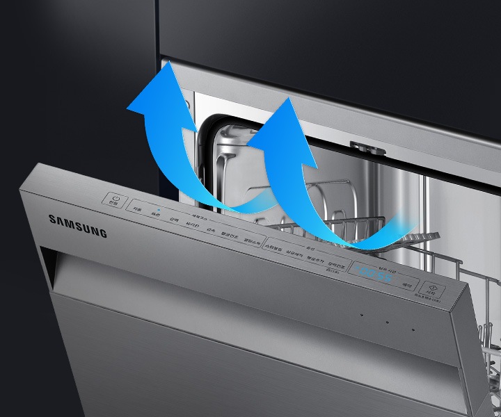 도어가 반쯤 열린 제품이 보여지고 내부에서 바람이 나오는 모습을 화살표로 보여주고 있습니다.
