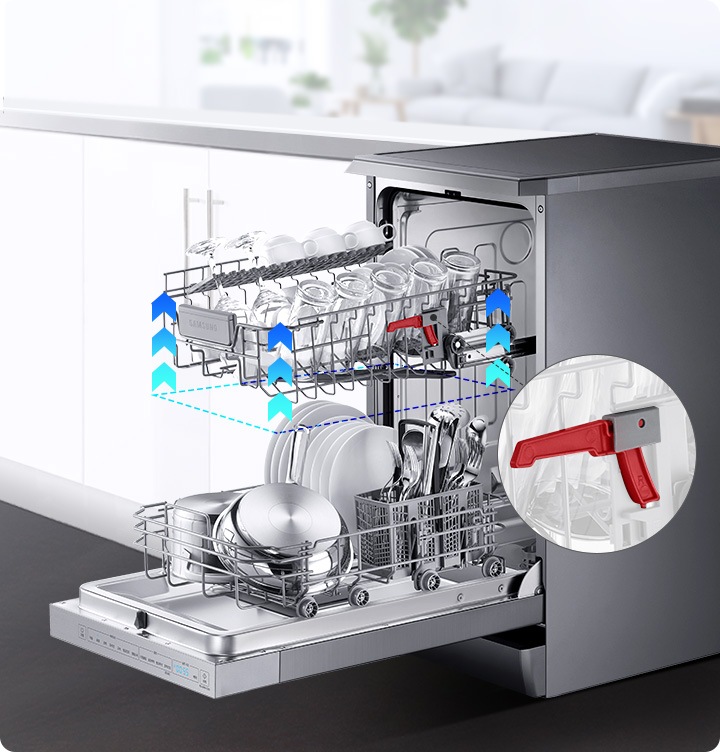 주방에 놓인 식기세척기 도어가 열려있고 내부의 식기바구니가 앞으로 나와있습니다. 상단 식기바구니의 높이를 조절할 수 있는 모습을 보여주고 있습니다.