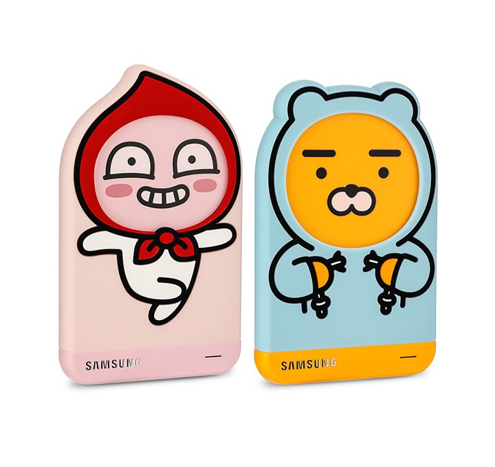 오른쪽 사선 방향으로 세워진 어피치, 라이언 외장 HDD가 보입니다.