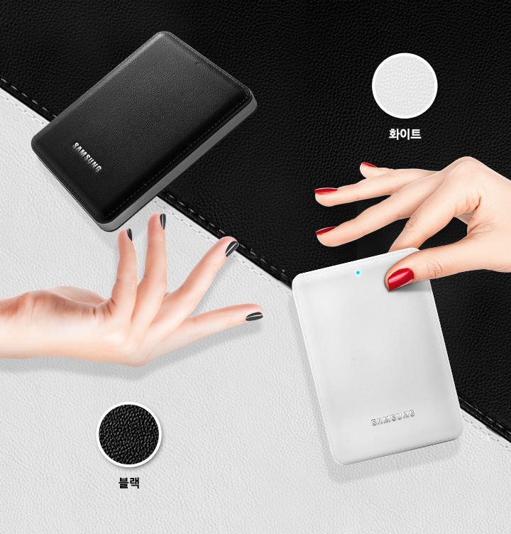 하얀색과 검정색의 가죽 느낌 배경에  손에 들려있는 외장 HDD J3 두가지 컬러를 보여주고 있습니다. 블랙, 화이트