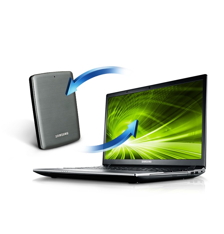 노트북과 외장하드가 자동 백업 기능으로 연동되어 있는 모습을 보여주고 있습니다.