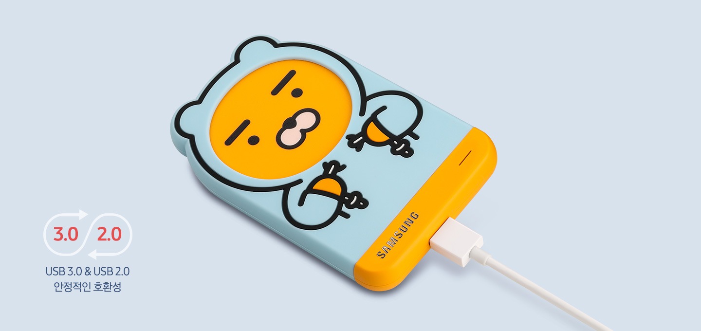 USB 잭이 꽂힌채로 사선으로 뉘여진 라이언 외장 HDD가 보이며 왼쪽 하단에 USB 3.0 & USB 2.0 안정적인 호환성 문구와 이미지가 보입니다.