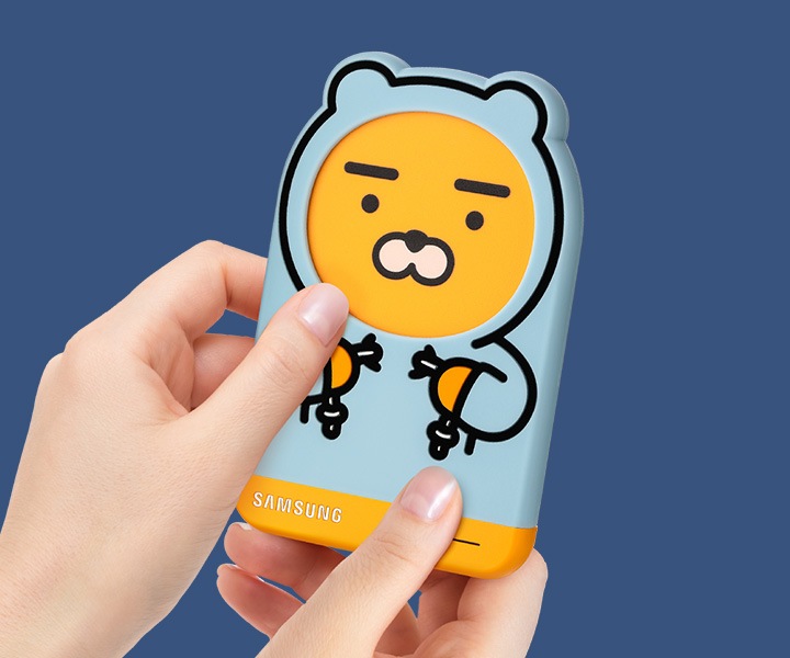 라이언 외장 HDD를 두 손으로 잡고 있습니다.