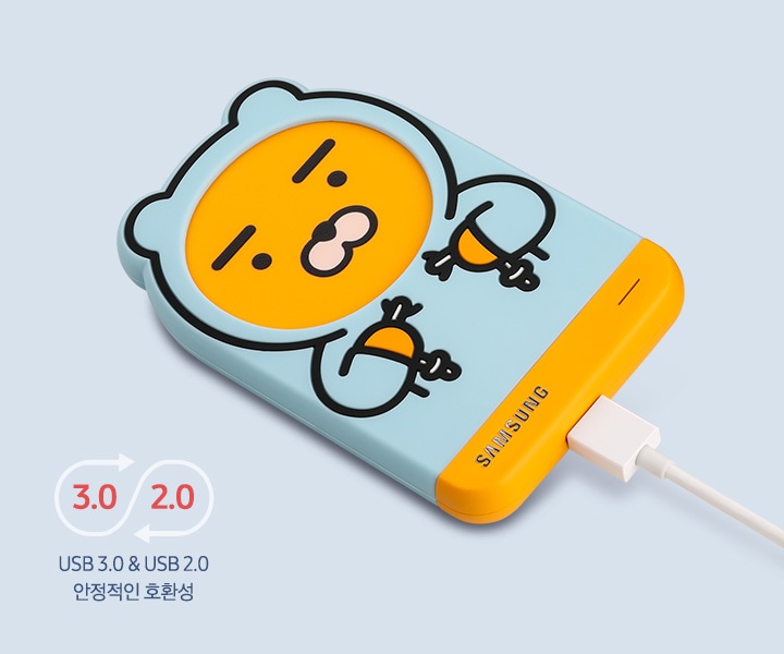 USB 잭이 꽂힌채로 사선으로 뉘여진 라이언 외장 HDD가 보이며 왼쪽 하단에 USB 3.0 & USB 2.0 안정적인 호환성 문구와 이미지가 보입니다.
