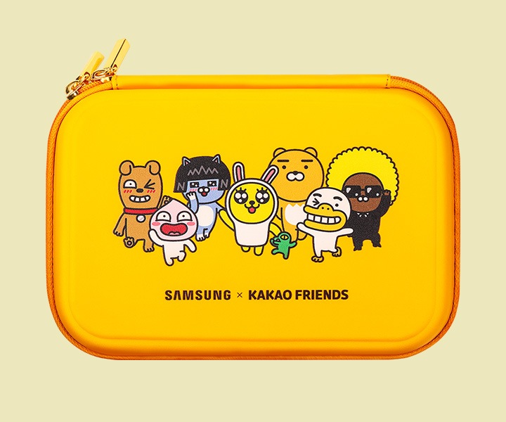 노란색 컬러에 카카오프랜즈 캐릭터들이 그려진 전용 파우치 정면이 보입니다.