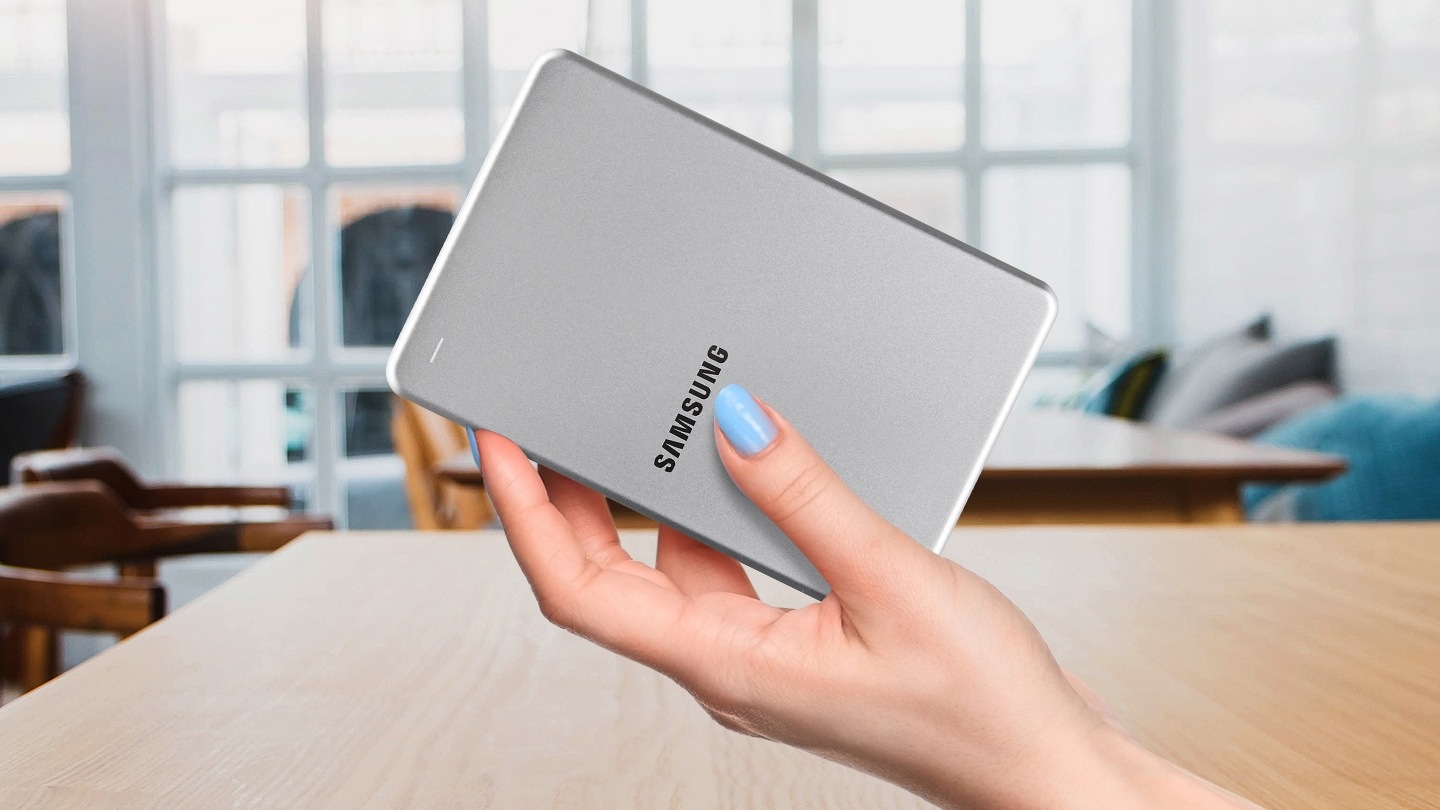 손에 들고있는 외장 HDD를 보여주고 있습니다.