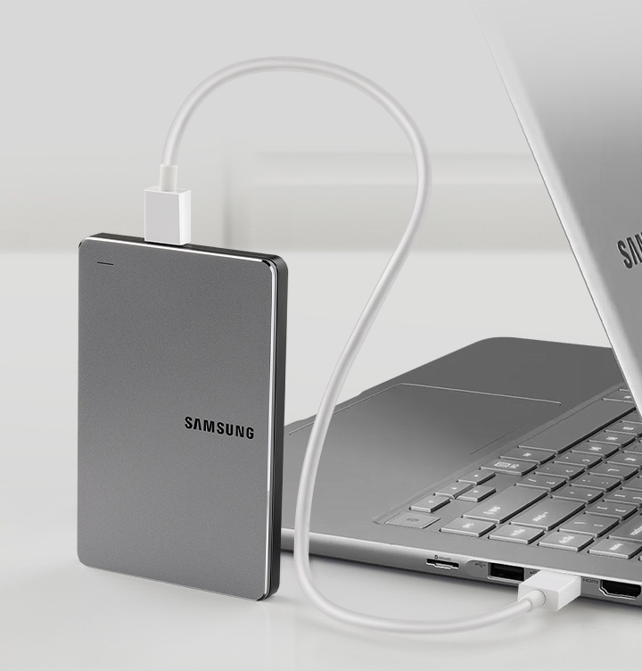 노트북에 연결되어있는 외장 hdd y3 그레이 입니다.