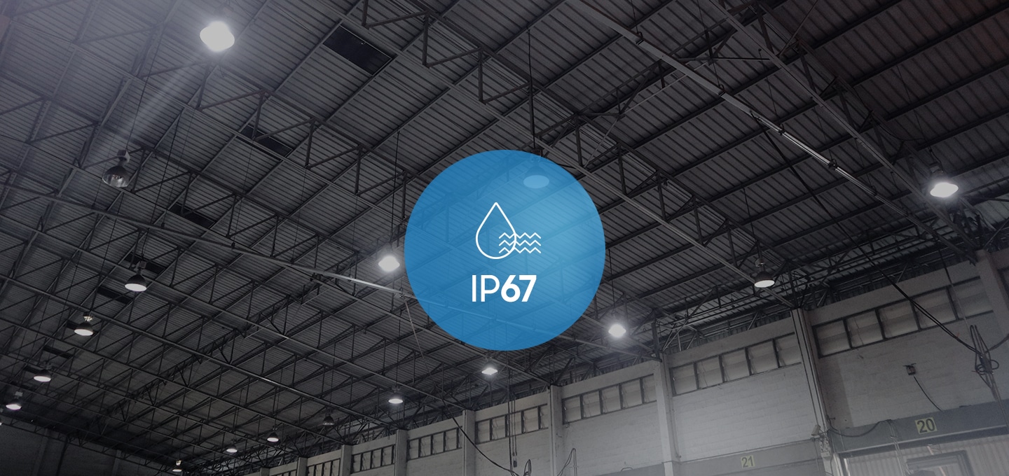 IP67 아이콘이 공장 천장 배경으로 중앙에 표기되어 있습니다.