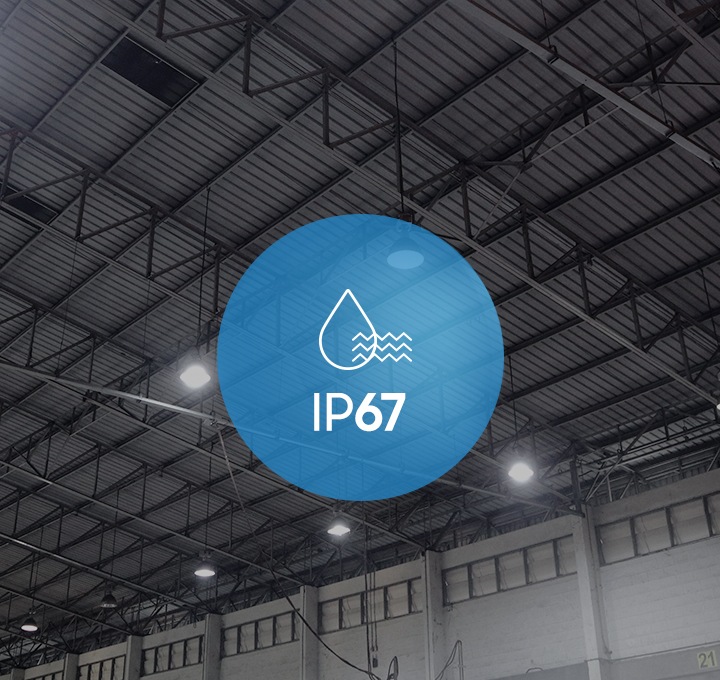 IP67 아이콘이 공장 천장 배경으로 중앙에 표기되어 있습니다.