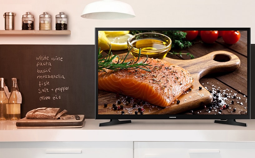 TV에 음식이 나오고 있습니다.