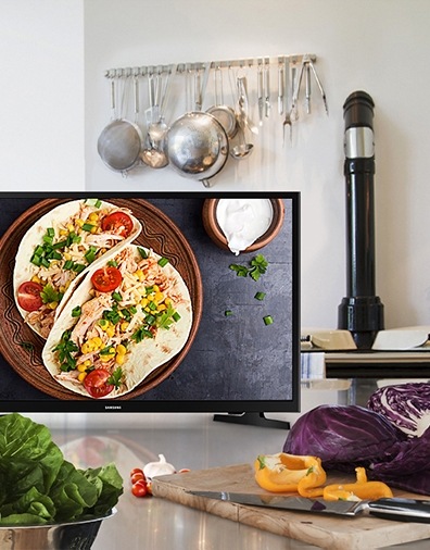 TV가 주방에 설치되어 있습니다.