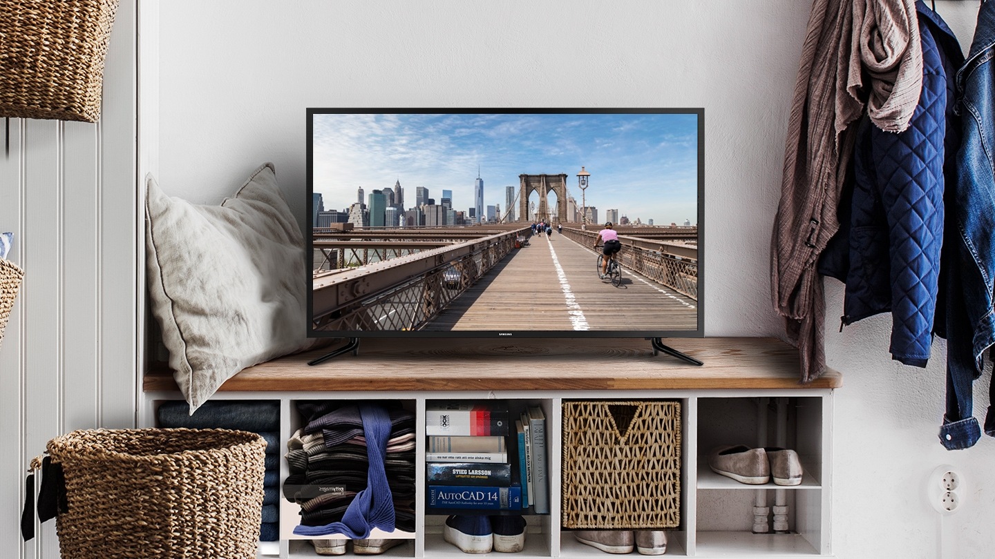 선반위에 TV가 올려져 있습니다.